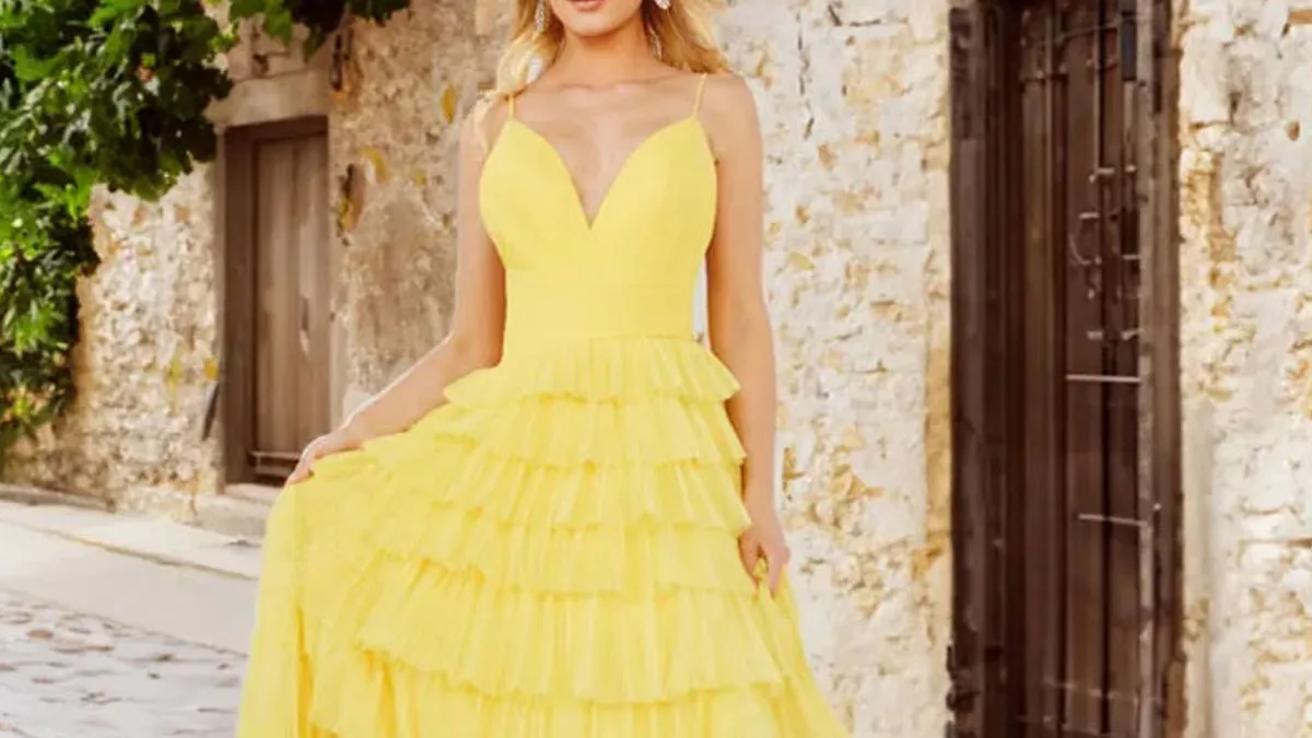 “Incredibly Embarrassed”: Woman’s Dress Changes Color At The Wedding, Is Told To Get Out