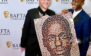 Artist Paints Iconic Celebrities With Unlikely Materials Like Coffee And Lipstick (55 Pics)