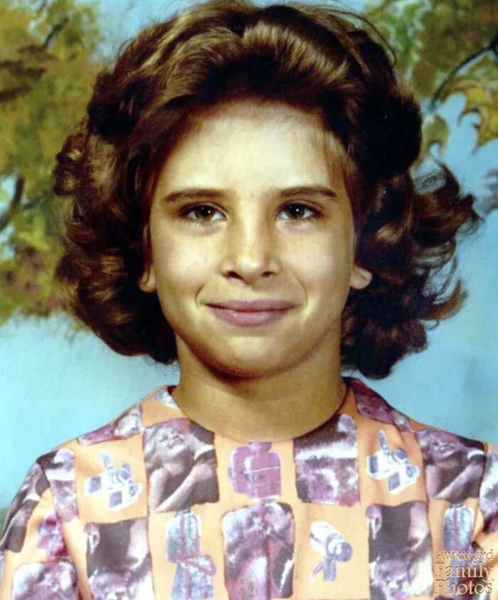 “Mi abuela, Dios la tenga en la gloria, me hizo este vestido a mano. Sin embargo, nunca se dio cuenta de que la tela que estaba cosiendo estaba llena de fotos de una pareja besándose. Luego me peinó y me mandó a la escuela… el día de la foto”