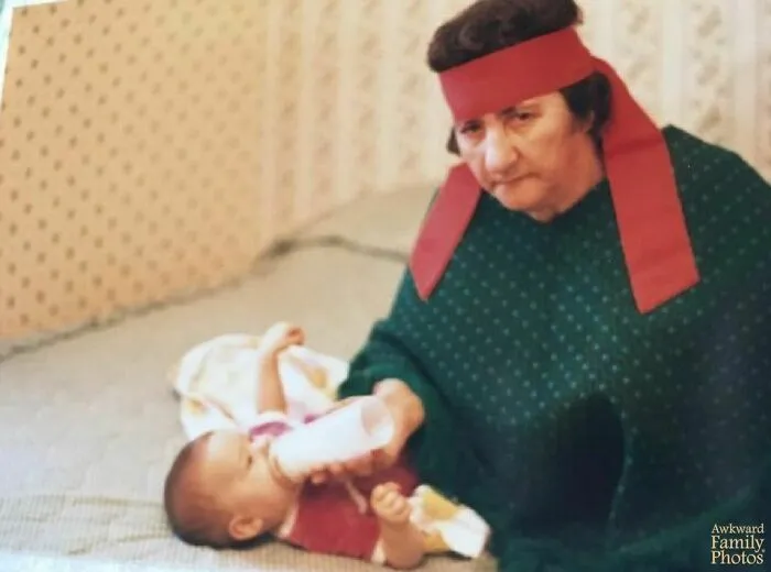 “1984, Francia. La única foto que tengo de mi abuela y parece Rambo”