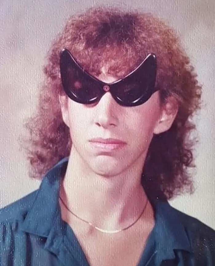 “Mi foto del anuario en 1981 con permanente y gafas de Spiderman”