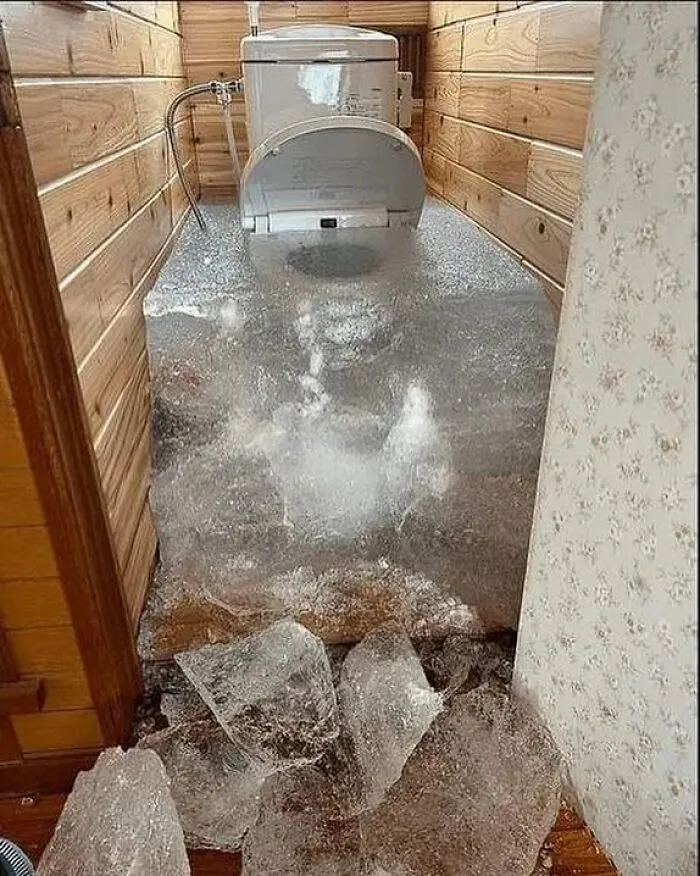 30 Bizarre And Unsettling Toilet Pics That May Make You Appreciate Your Own Bathroom More