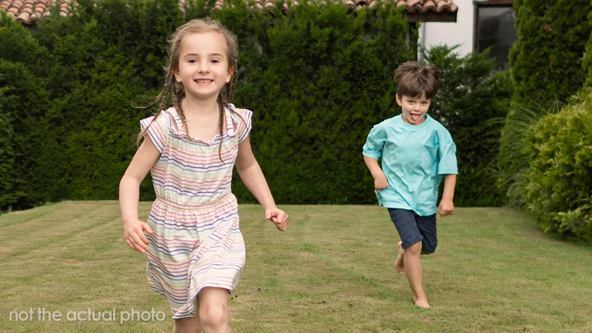 Woman Confused When She Finds Strange Young Kids On Her Porch, Calls Cops, Mother Shows Up Mad