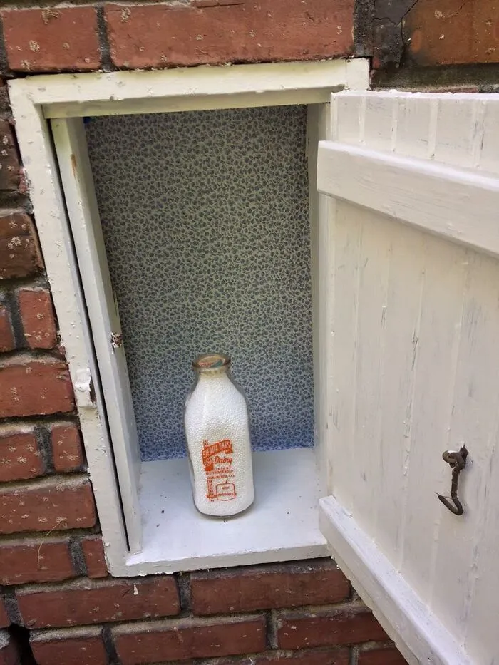 “I Am Pretty Sure They Are Now Illegal”: 44 Home Features That Have Been Faded Into History