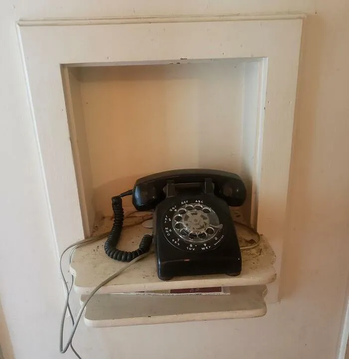 “I Am Pretty Sure They Are Now Illegal”: 44 Home Features That Have Been Faded Into History