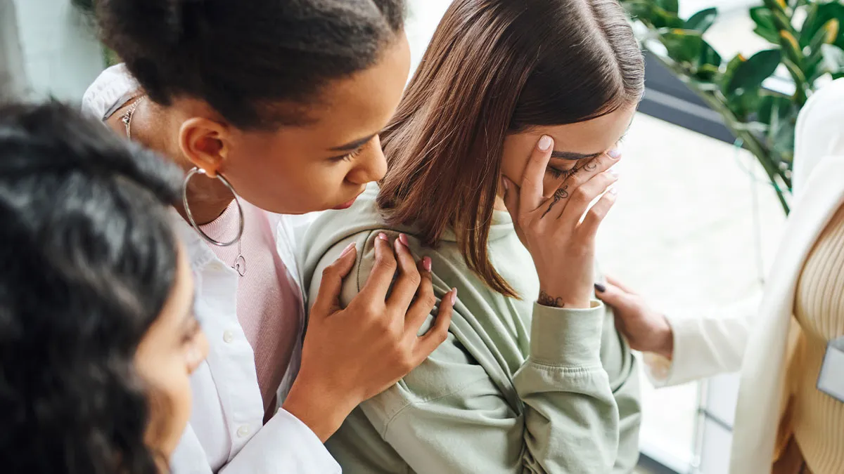 Group Leaves Friend After She’s Late Yet Again, Sparks Major Friendship Fallout