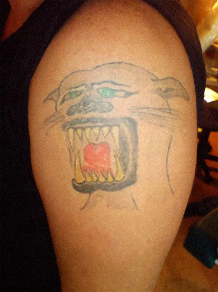 Estas 35 personas querían un tatuaje genial pero terminaron con un error permanente