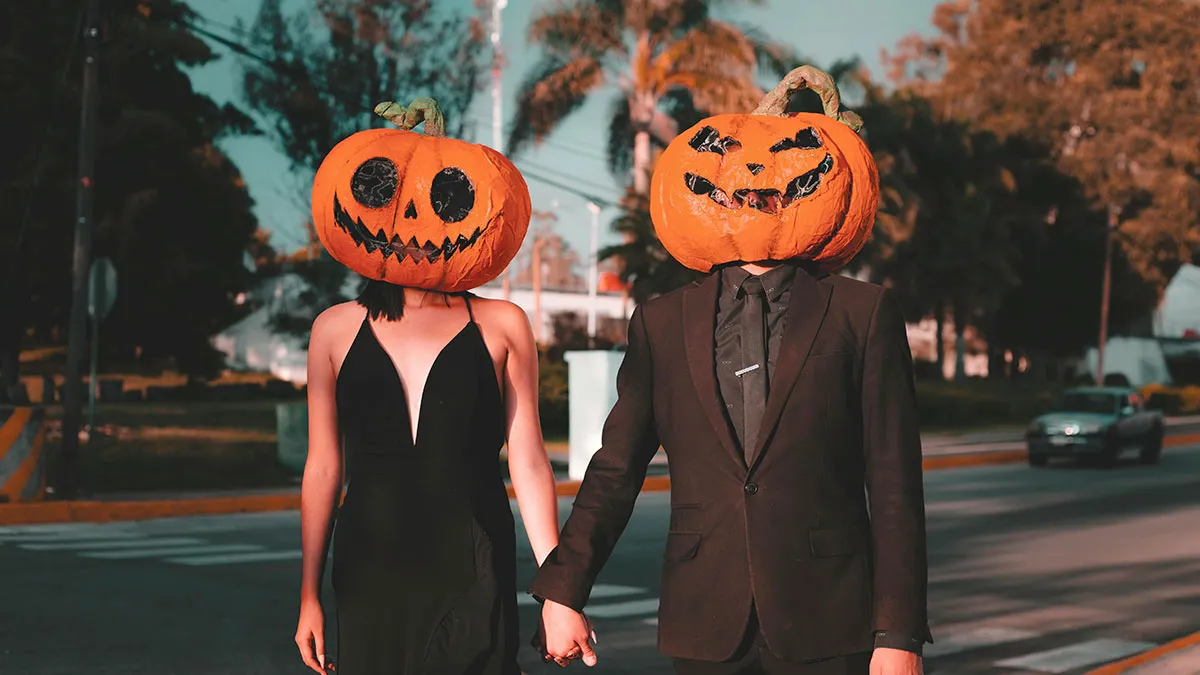 Man Picks His Best Friend For Couple’s Costume Instead Of GF, She Finds Out He Loves His Bestie