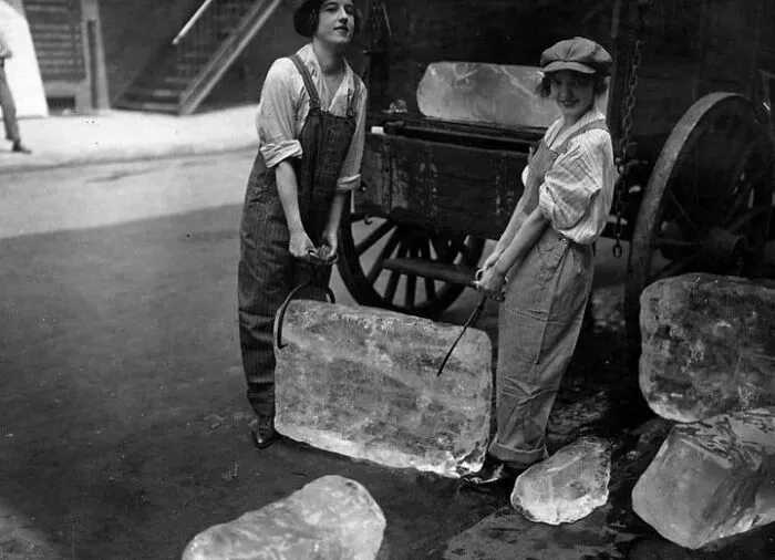 Dos mujeres transportan un gran bloque de hielo. Septiembre de 1918