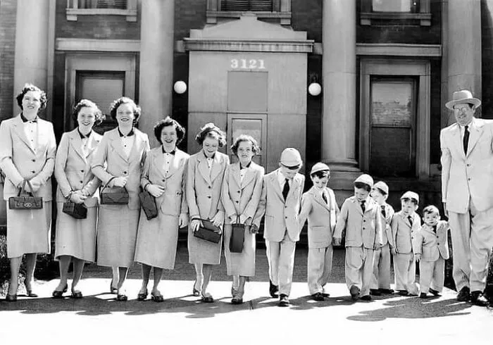 Marido y esposa con sus 11 hijos el Domingo de Ramos de 1954