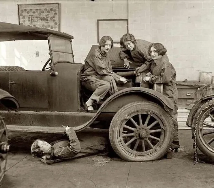 Estas alumnas avanzadas aprenden mecánica del automóvil en 1927