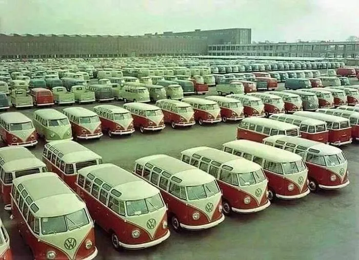 Autobuses Volkswagen en la fábrica, años 60