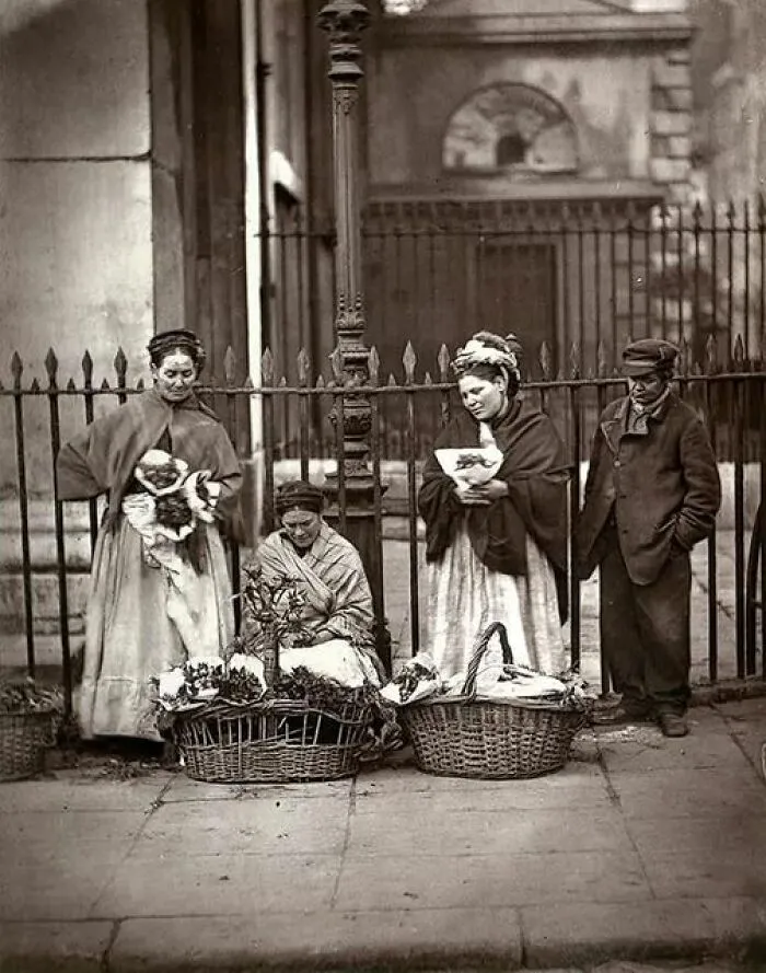 Mujeres pobres vendiendo flores en Covent Garden, 1877