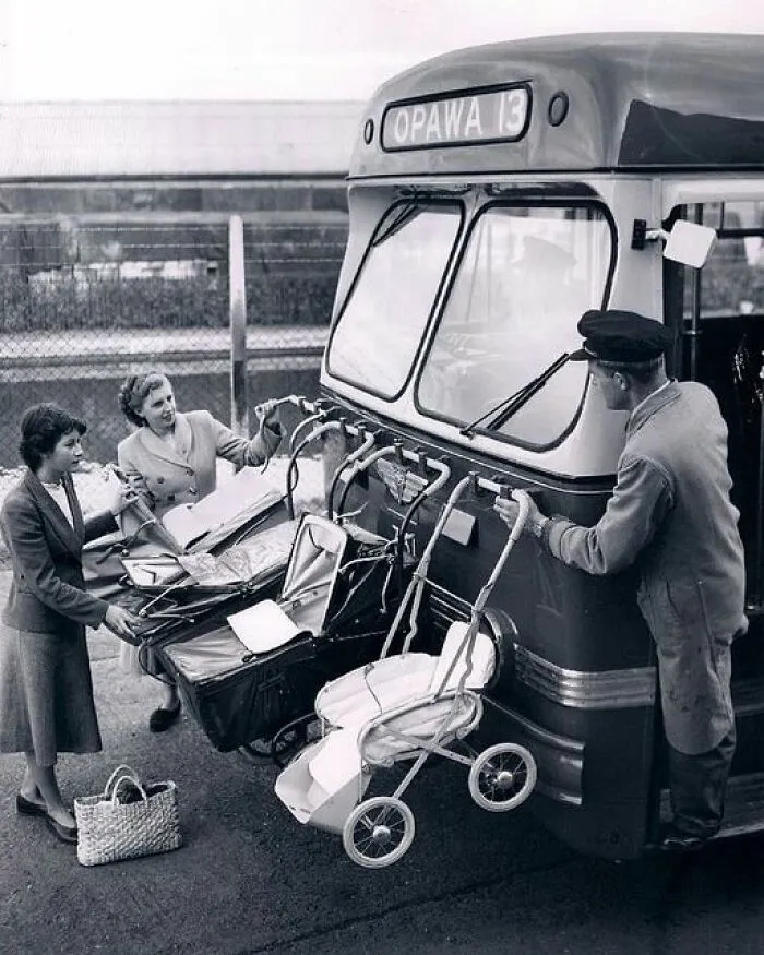 Cochecitos de bebé atados a la parte delantera del autobús en Opawa, Nueva Zelanda (años 50)