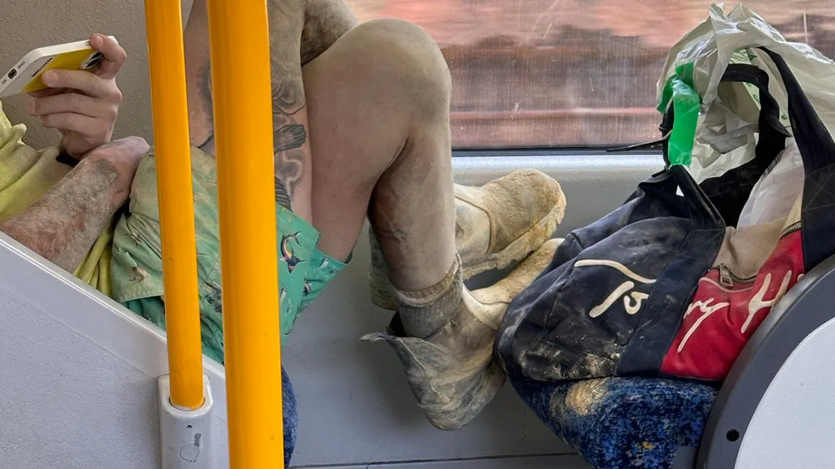 50 Times People Just Had To Take A Photo Of Absolute Jerks Taking Public Transport (New Pics)