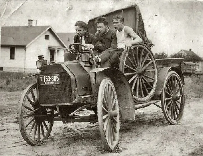 Tomada en 1924, unos amigos disfrutan montando en este nuevo coche, que podía viajar a velocidades descomunales de hasta 40 km/h.
