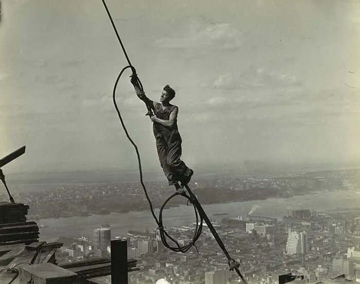 Un trabajador de los cables durante la construcción del Empire State Building
