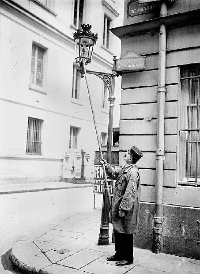 Caballero encendiendo una farola en París, 1905