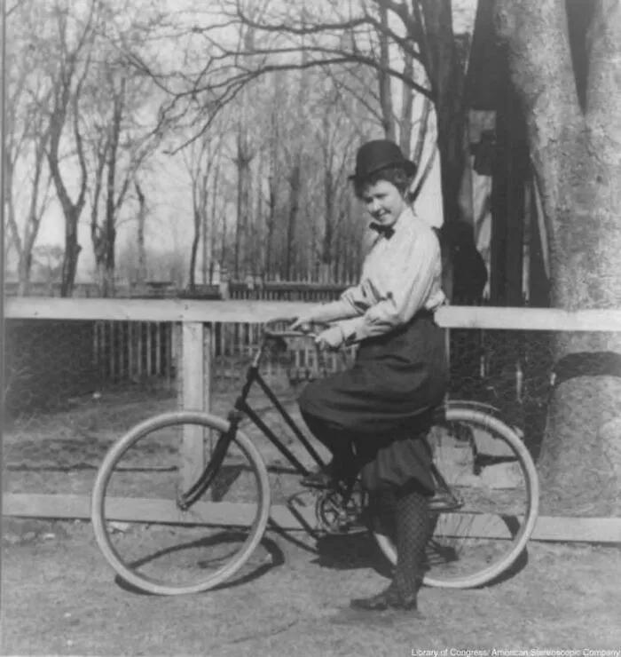 Mujer en pantalones dando un paseo en bicicleta, 1897