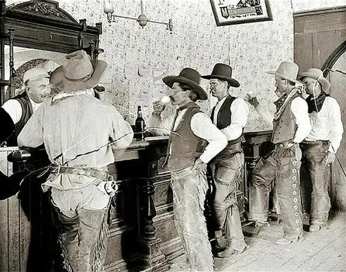 Vaqueros disfrutan de unas copas en el Equity Bar en Old Tascosa, Texas, 1907