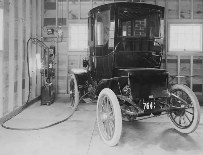 Cargando un coche eléctrico en el garaje, 1911