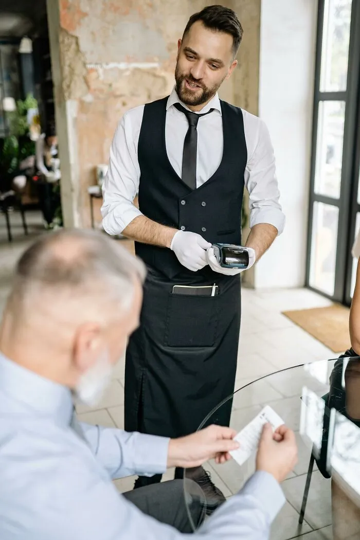"I Am Not Eating Here, We Need To Leave": 30 Red Flags In Restaurants