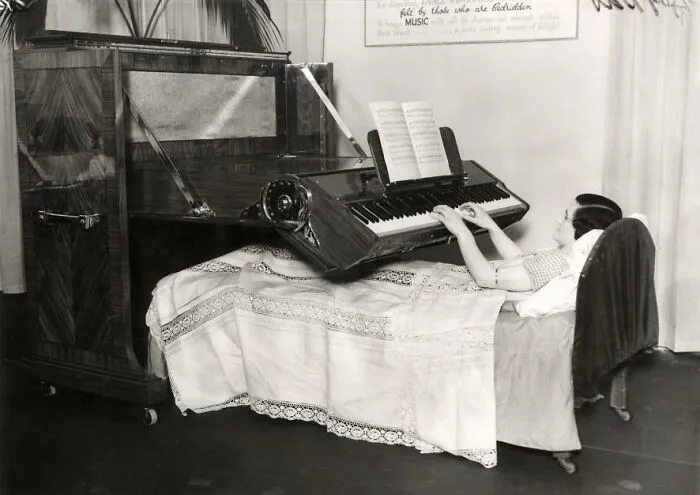 Piano plegable, especialmente diseñado para pacientes en cama. Gran Bretaña, 1935
