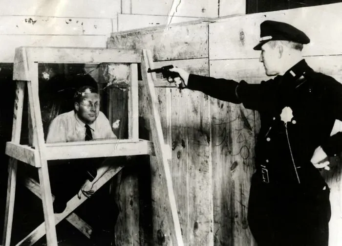 Vidrio a prueba de balas. Probado por el mejor tirador de la policía de Nueva York, 1931