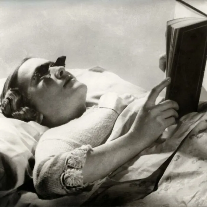 Anteojos Hamblin. Eran un par de gafas diseñadas especialmente para leer en la cama. Inglaterra, 1936