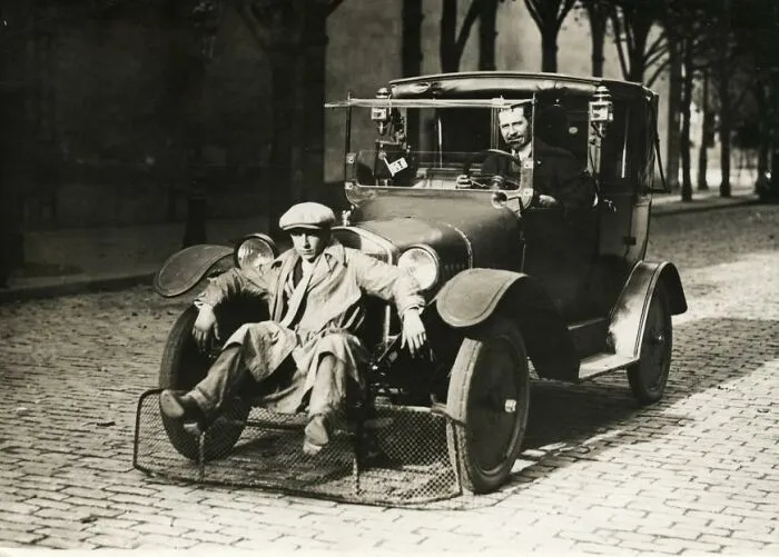 Coche con pala para peatones. París, 1924