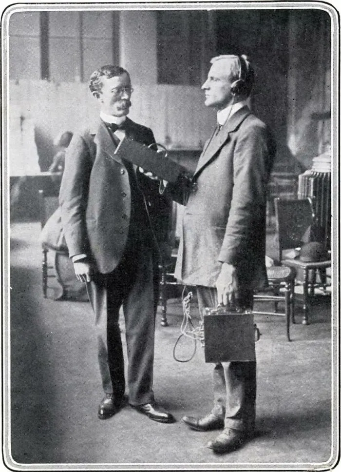 Un hombre ciego probando un dispositivo que permitía oír la luz. Invento para ciegos, 1912