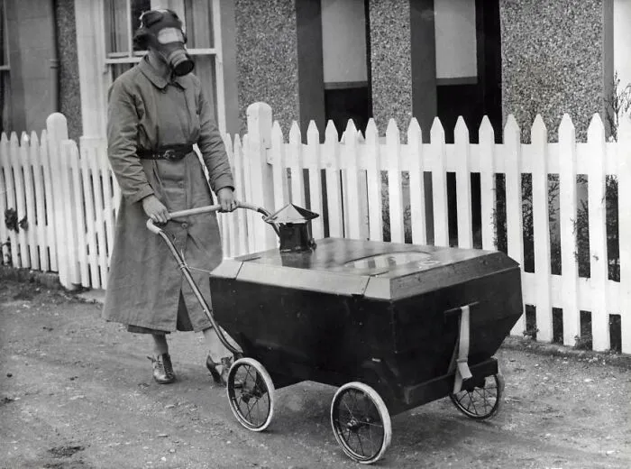 Cochecito resistente al gas de guerra. Inglaterra, Hextable, 1938