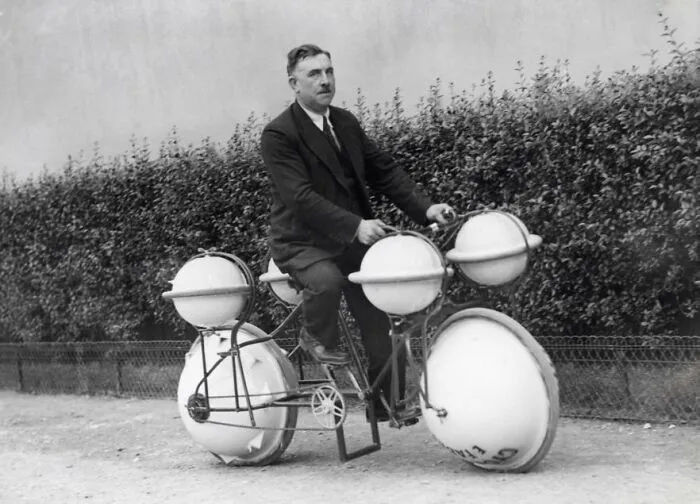 Una bicicleta anfibia llamada “El ciclómero”: podía circular tanto por tierra como por agua con una carga de hasta 120 kilogramos. París, 1932