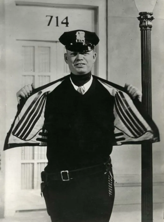 Chaleco calefaccionado eléctricamente para la policía de tránsito de los Estados Unidos. La energía se genera mediante el contacto en la calle. Lugar desconocido, 1932