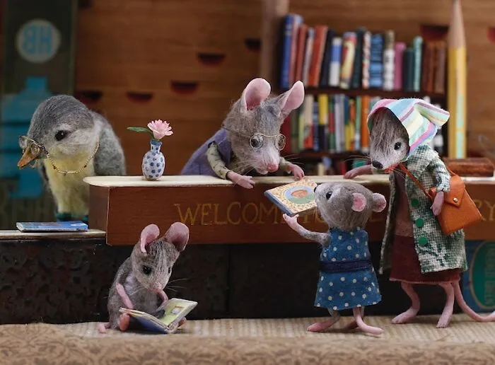 This Artist Creates Miniature Worlds Filled With Anthropomorphic Mice (30 Pics)