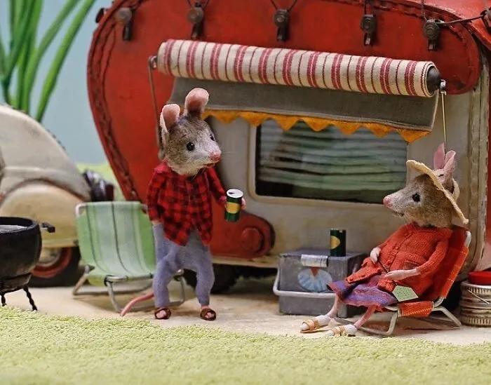 This Artist Creates Miniature Worlds Filled With Anthropomorphic Mice (30 Pics)