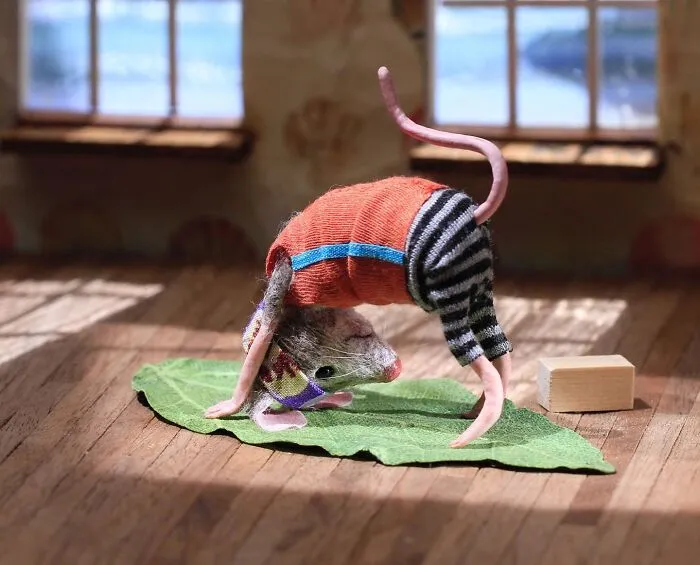 This Artist Creates Miniature Worlds Filled With Anthropomorphic Mice (30 Pics)