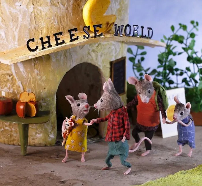 This Artist Creates Miniature Worlds Filled With Anthropomorphic Mice (30 Pics)