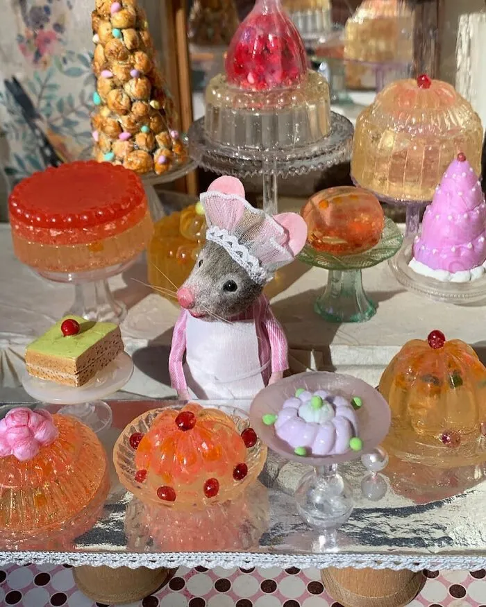 This Artist Creates Miniature Worlds Filled With Anthropomorphic Mice (30 Pics)
