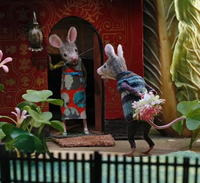 This Artist Creates Miniature Worlds Filled With Anthropomorphic Mice (30 Pics)