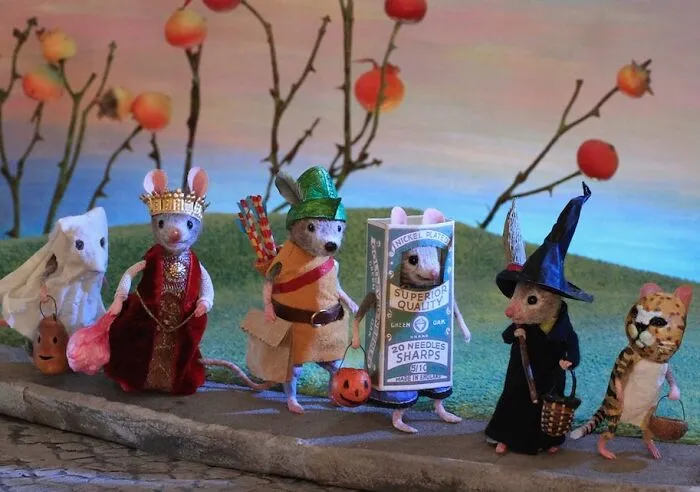 This Artist Creates Miniature Worlds Filled With Anthropomorphic Mice (30 Pics)