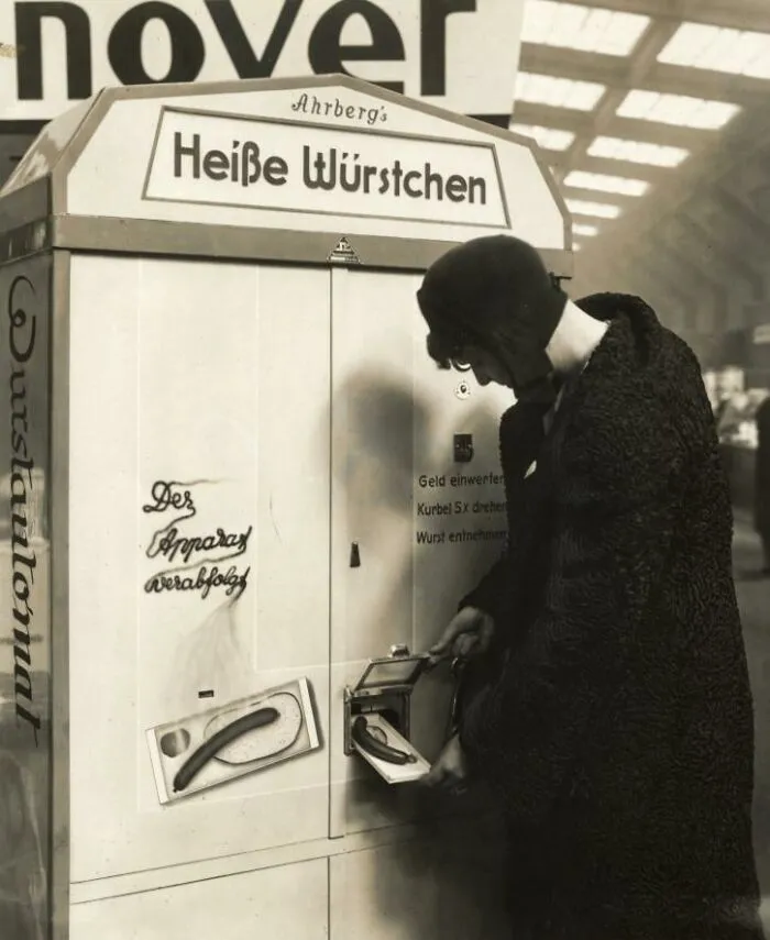 Máquina tragamonedas que vendía rollos de salchicha calientes en una estación de trenes en Alemania, 1931