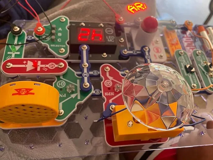 Build And Play With <a Style="Display:inline;" Href="Https://Www.amazon.com/Snap-Circuits-Electronics-Exploration-Unlimited/Dp/B00vkrk7k0?ie=utf8&linkcode=ll1&tag=bphippopotamus-20&linkid=1b046361f5a468e903dae417afa3ecbf&language=en_us&ref_=as_li_ss_tl" Target="_blank"><span Style="Font: Inherit; Color: #d74b1f;"> Snap Circuits "Arcade"</Span> And Let Your Kids Create Their Own Electronic Games And Gadgets. It's The Perfect Blend Of Fun And Educational Engineering!
