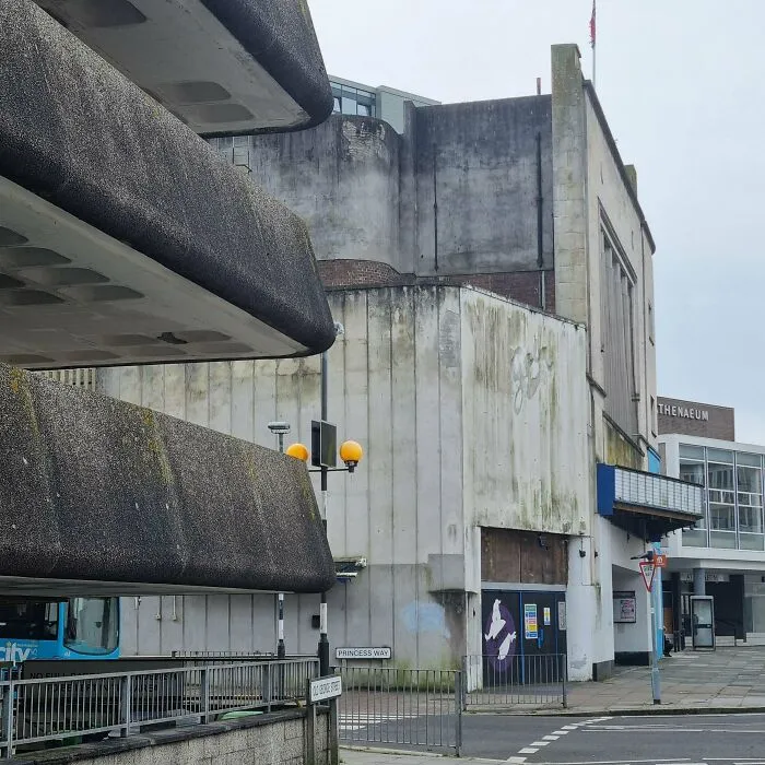 Edificios deteriorados y vacíos, ejemplo del infierno urbano construido por el hombre.