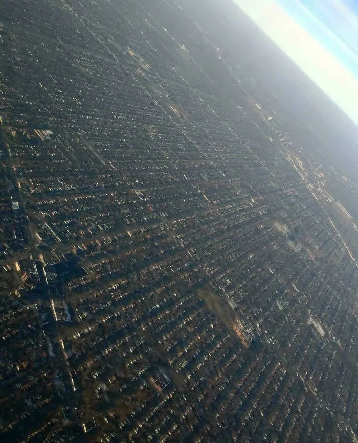 Vista aérea de un denso paisaje urbano, un ejemplo del infierno urbano moderno.