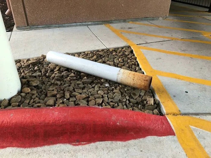 Este poste caído parece un cigarrillo desechado