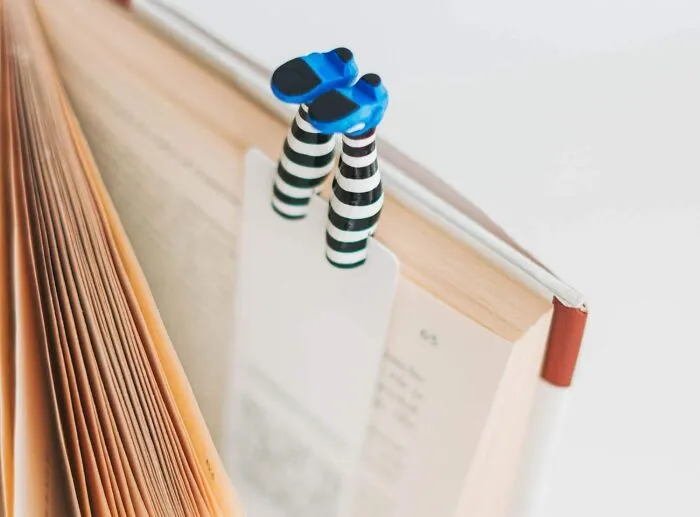 A Gift That's Wickedly Awesome For The Mom Who's A Bookworm! This <a Style="Display:inline;" Href="Https://Www.amazon.com/Dp/B018vvj2bw?ascsubtag=7576661%2c26%2c41%2cd%2c0%2c0%2cbf-Ssrch%2c1236%3a2%3b900%3a2%3b974%3a3%3b1125%3a2%3b1338%3a1%2c40631368%2c0%2c0&th=1%25252c0%252c0%2c0&btn_ref=srctok-8200a169b111118c&linkcode=ll1&tag=bpferret-20&linkid=7c04fe3575e05b96cfae75491516a9f3&language=en_us&ref_=as_li_ss_tl" Target="_blank"><span Style="Font: Inherit; Color: #d74b1f;"> Wicked Inspired Bookmark</Span> Is The Perfect Way To Add A Touch Of Whimsy And Magic To Her Reading Experience, Featuring The Infamous Legs Of The Wicked Witch Of The West Peeking Out Of The Pages