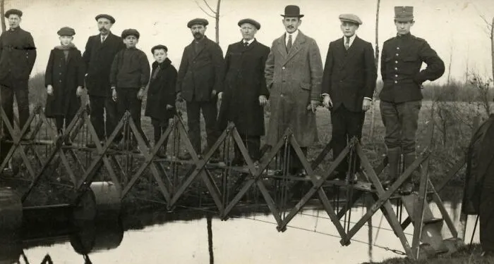 Puente plegable para emergencias, inventado por L. Deth. El puente para emergencias puede ser fácilmente transportado en una carretilla. Países Bajos, lugar desconocido, 1926