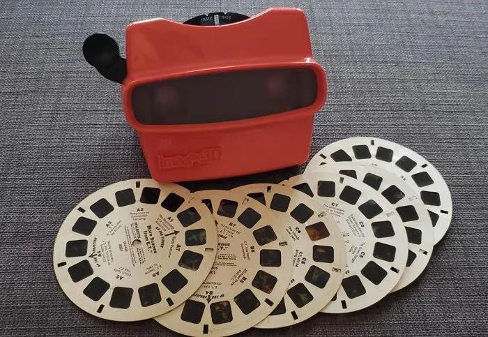 Turn Nostalgia Up A Notch With A <a Style="Display:inline;" Href="Https://Www.amazon.com/Image3d-Custom-Viewfinder-Reel-Retroviewer/Dp/B07w4y78s5?ie=utf8&th=1&linkcode=ll1&tag=bpscorpion-20&linkid=a01f2f0ce1a08ab80233fef92ed9c0ab&language=en_us&ref_=as_li_ss_tl" Target="_blank"><span Style="Font: Inherit; Color: #d74b1f;"> Custom Viewfinder Reel Plus Retro Viewer</Span>. Load It With Personal Photos For A Whimsical Throwback To Days Spent Clicking Through Story Reels
