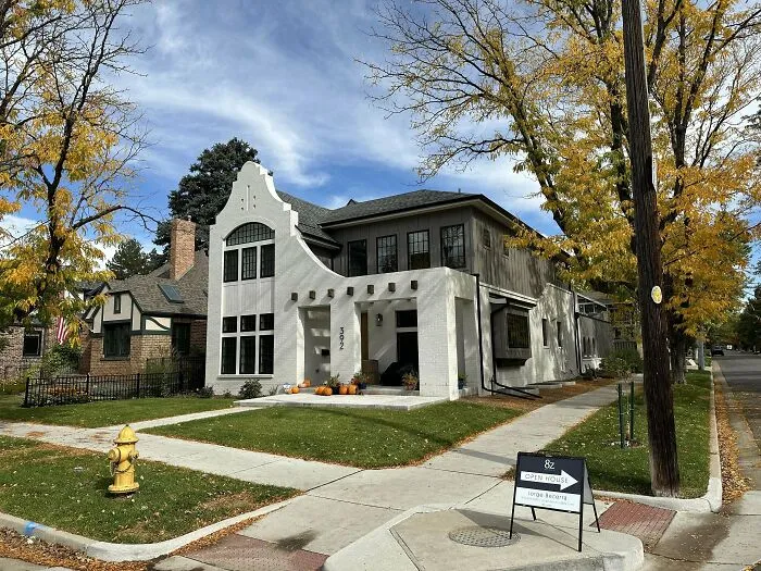 Caserío moderno que pasa por un Taco Bell